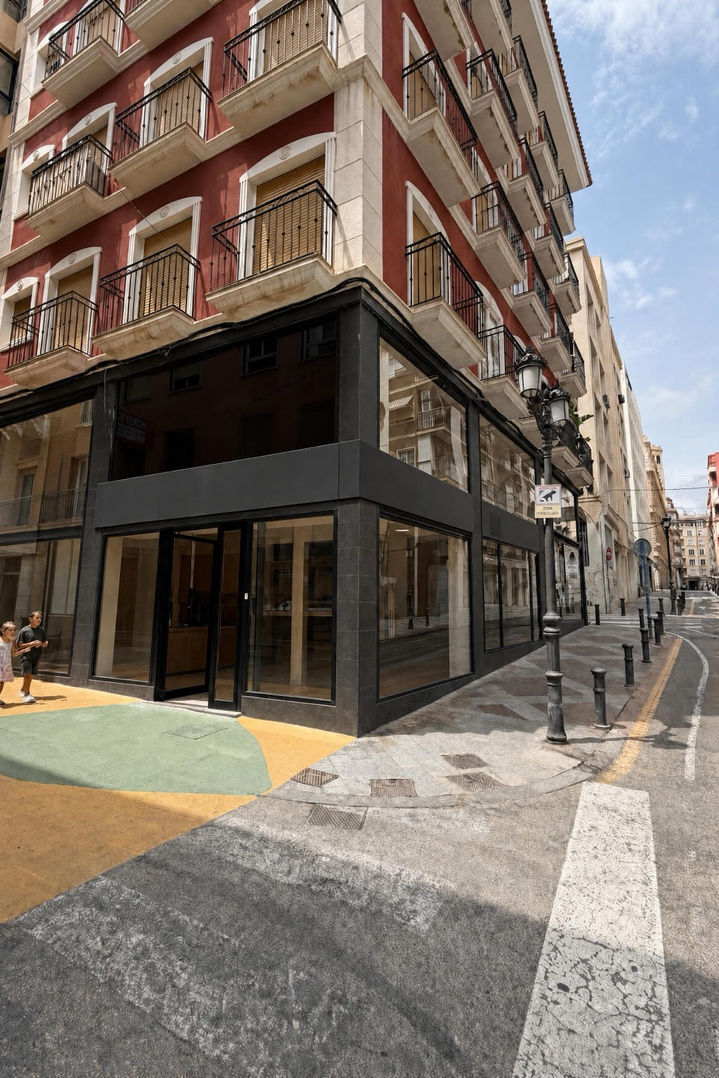 Esquina de un local en Alicante sin rotular